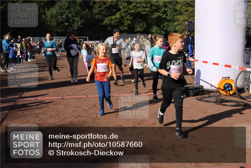 27.09.2026 - 35. Volkslauf durch das schöne Alstertal Strokosch-Dieckow http://msf.ph/oto/10587660 27.09.2026 10:46:20 Ziel 502, 5029, 5058, 5051, 597, 5023, 5004, 5009, 5010, 5023, 5026, 5027, 5029, 5051, 5055, 5058, 5975, 5977, 5984 meine-sportfotos.de