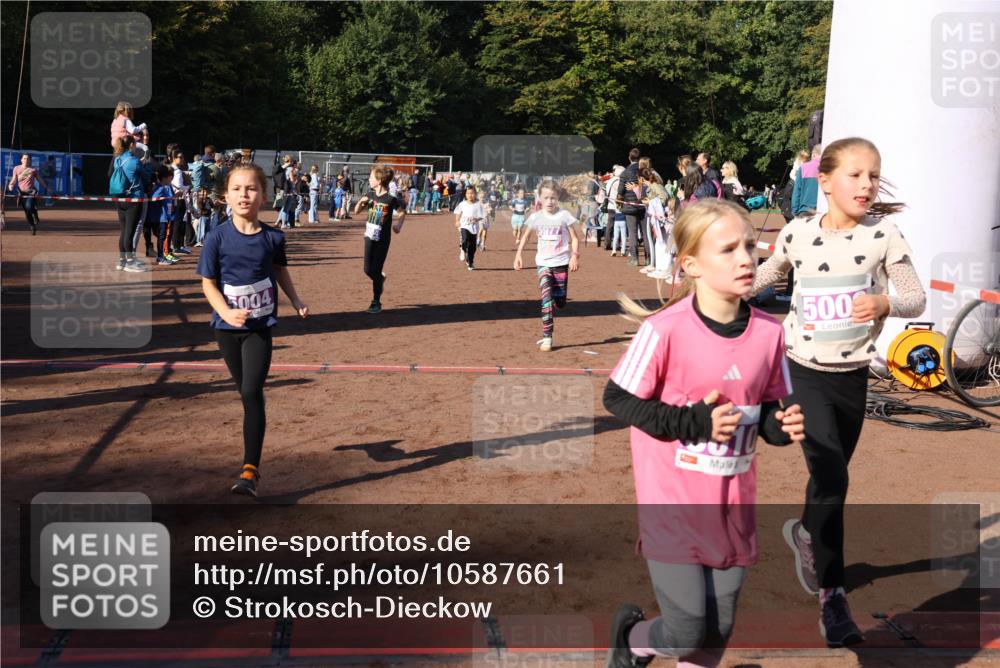 27.09.2026 - 35. Volkslauf durch das schöne Alstertal Strokosch-Dieckow http://msf.ph/oto/10587661 27.09.2026 10:46:28 Ziel 5004, 500, 5004, 5009, 5010, 5040, 5073, 5976, 5977, 5979, 5984 meine-sportfotos.de