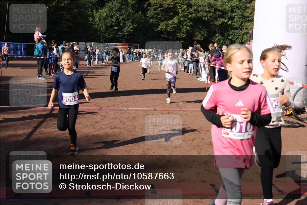 27.09.2026 - 35. Volkslauf durch das schöne Alstertal Strokosch-Dieckow http://msf.ph/oto/10587663 27.09.2026 10:46:28 Ziel 5004, 5977, 010, 09, 5004, 5009, 5010, 5040, 5073, 5976, 5977, 5979, 5984 meine-sportfotos.de