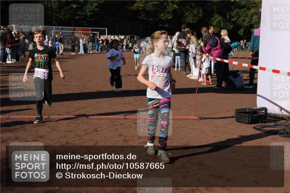 27.09.2026 - 35. Volkslauf durch das schöne Alstertal Strokosch-Dieckow http://msf.ph/oto/10587665 27.09.2026 10:46:29 Ziel 5984, 5979, 5977, 5004, 5009, 5040, 5073, 5976, 5977, 5979, 5984 meine-sportfotos.de