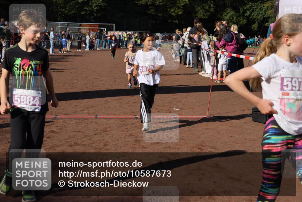 27.09.2026 - 35. Volkslauf durch das schöne Alstertal Strokosch-Dieckow http://msf.ph/oto/10587673 27.09.2026 10:46:31 Ziel 5984, 5979, 597, 5040, 5073, 5976, 5977, 5979, 5984 meine-sportfotos.de