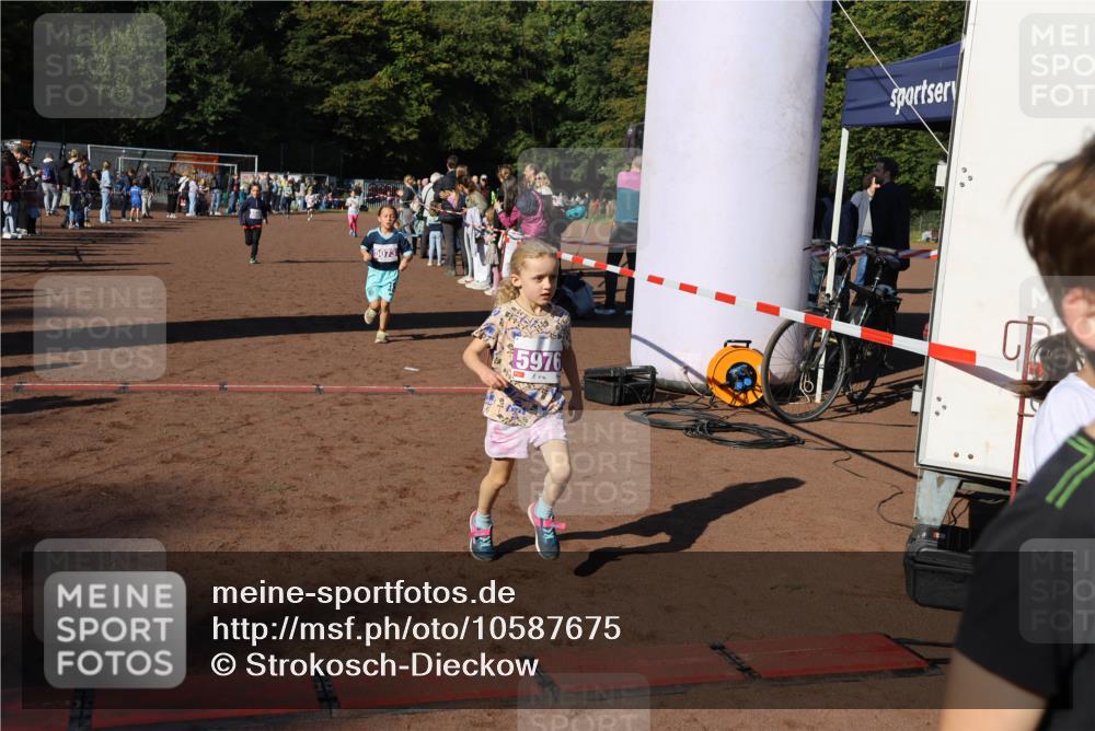 27.09.2026 - 35. Volkslauf durch das schöne Alstertal Strokosch-Dieckow http://msf.ph/oto/10587675 27.09.2026 10:46:33 Ziel 5073, 5976, 5040, 5073, 5976, 5979 meine-sportfotos.de