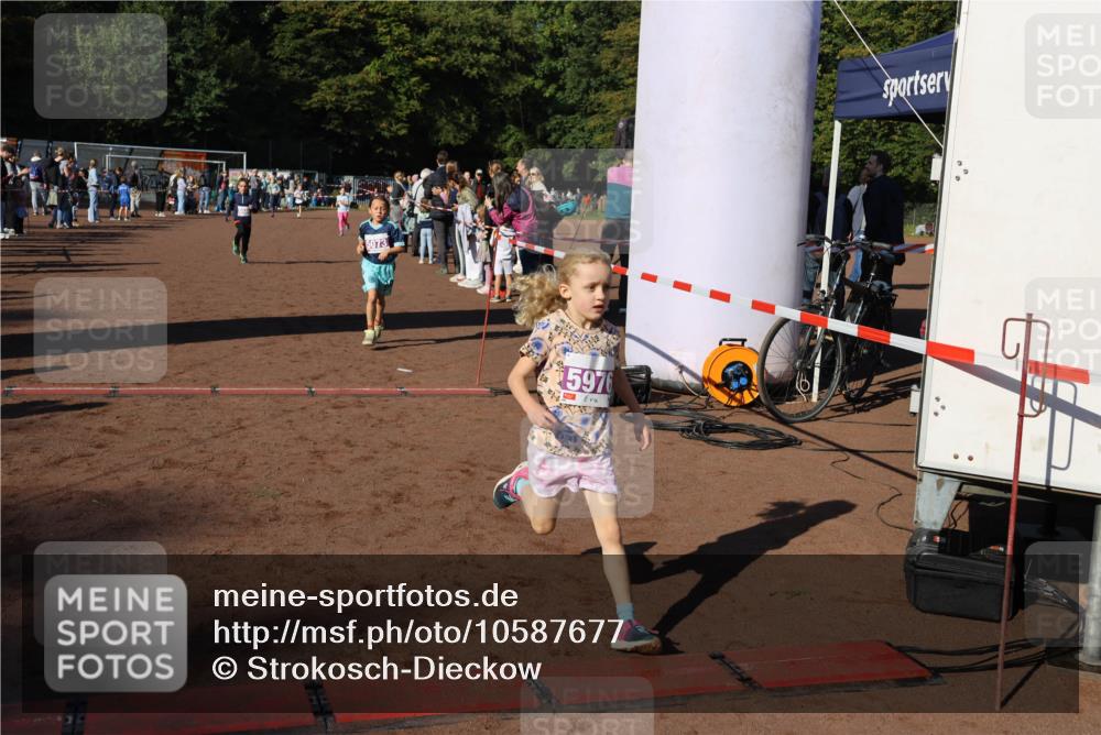 27.09.2026 - 35. Volkslauf durch das schöne Alstertal Strokosch-Dieckow http://msf.ph/oto/10587677 27.09.2026 10:46:33 Ziel 5073, 5976, 5040, 5073, 5976, 5979 meine-sportfotos.de