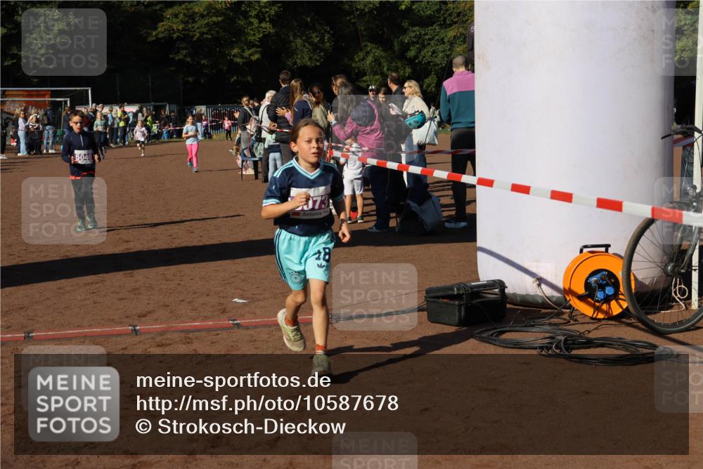 27.09.2026 - 35. Volkslauf durch das schöne Alstertal Strokosch-Dieckow http://msf.ph/oto/10587678 27.09.2026 10:46:35 Ziel 5040, 73, 5007, 5037, 5040, 5073, 5976 meine-sportfotos.de