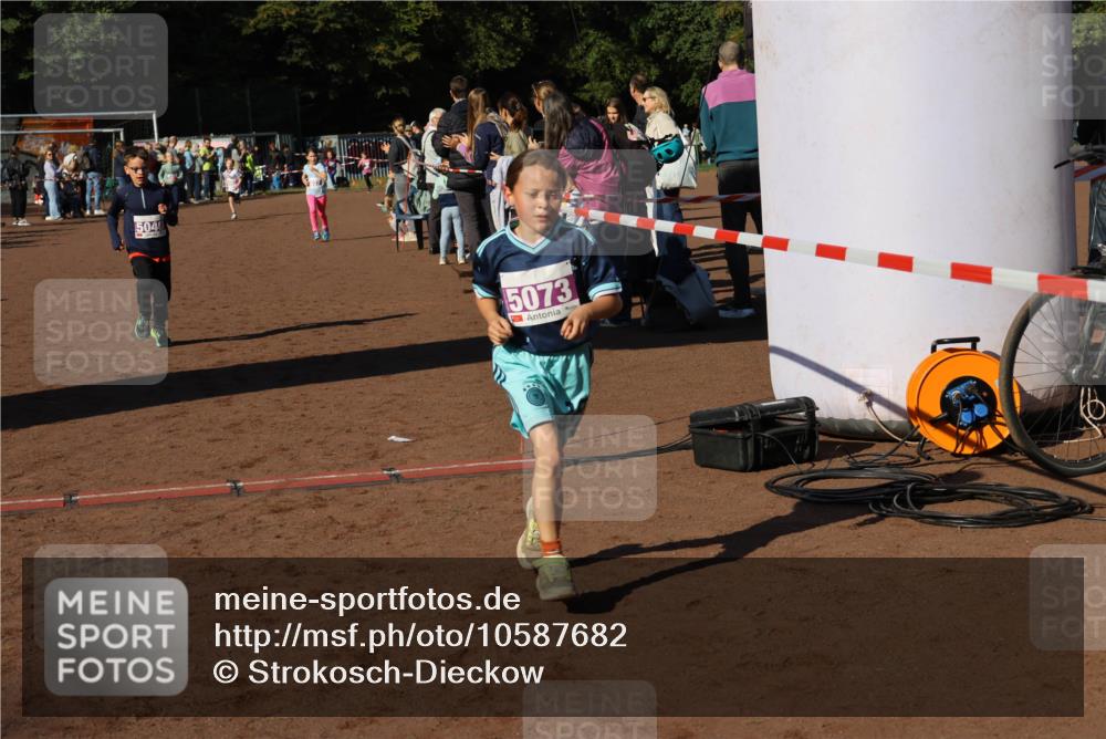27.09.2026 - 35. Volkslauf durch das schöne Alstertal Strokosch-Dieckow http://msf.ph/oto/10587682 27.09.2026 10:46:35 Ziel 5040, 5073, 5007, 5037, 5040, 5073, 5976 meine-sportfotos.de