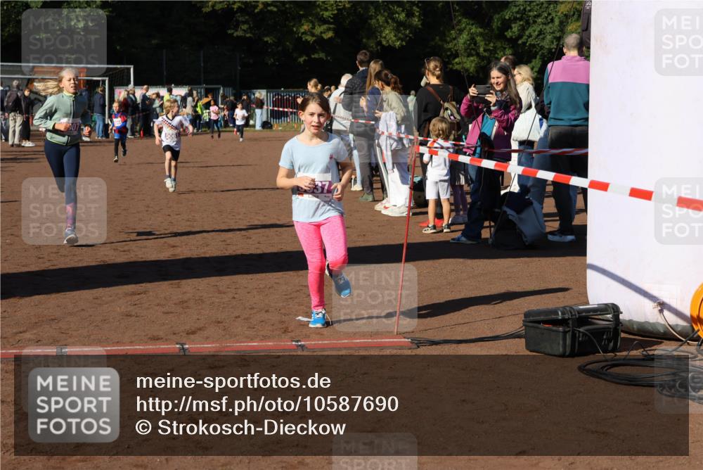 27.09.2026 - 35. Volkslauf durch das schöne Alstertal Strokosch-Dieckow http://msf.ph/oto/10587690 27.09.2026 10:46:43 Ziel 5061, 5372, 5007, 5037, 5042, 5044, 5061 meine-sportfotos.de