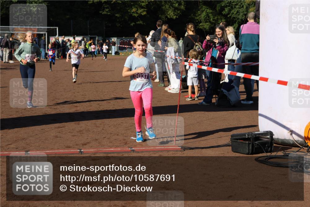 27.09.2026 - 35. Volkslauf durch das schöne Alstertal Strokosch-Dieckow http://msf.ph/oto/10587691 27.09.2026 10:46:43 Ziel 5007, 5061, 5037, 5007, 5037, 5042, 5044, 5061 meine-sportfotos.de