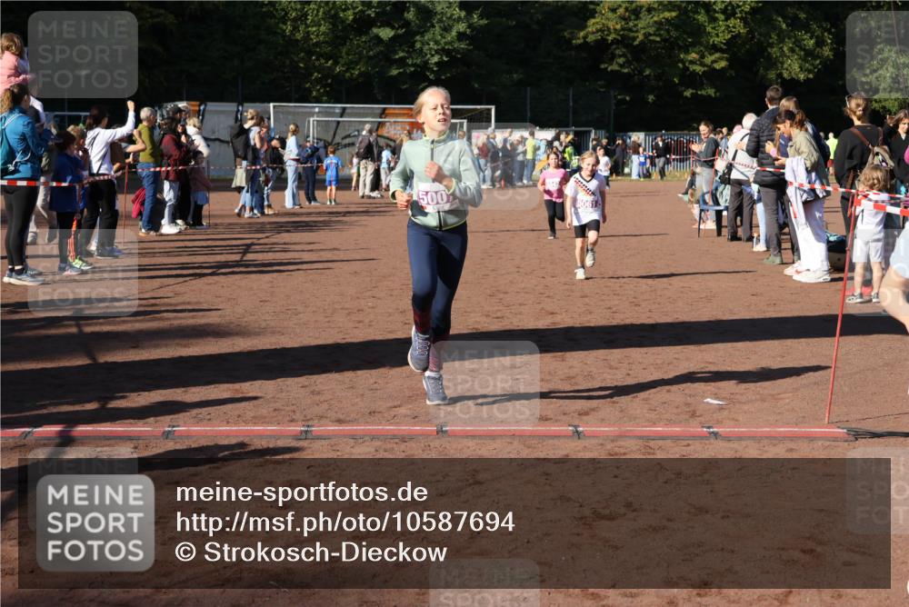 27.09.2026 - 35. Volkslauf durch das schöne Alstertal Strokosch-Dieckow http://msf.ph/oto/10587694 27.09.2026 10:46:44 Ziel 5007, 5037, 5042, 5044, 5061 meine-sportfotos.de