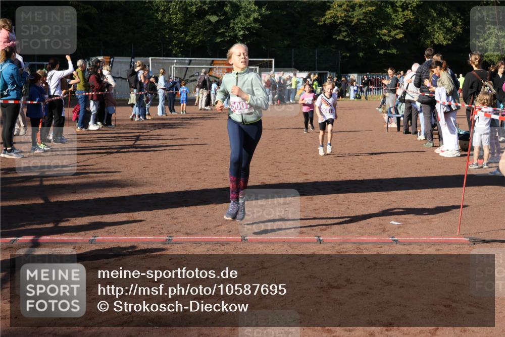 27.09.2026 - 35. Volkslauf durch das schöne Alstertal Strokosch-Dieckow http://msf.ph/oto/10587695 27.09.2026 10:46:44 Ziel 500, 5061, 5007, 5037, 5042, 5044, 5061 meine-sportfotos.de
