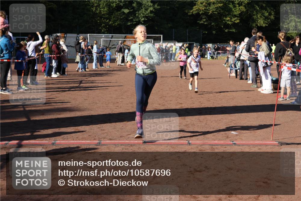 27.09.2026 - 35. Volkslauf durch das schöne Alstertal Strokosch-Dieckow http://msf.ph/oto/10587696 27.09.2026 10:46:44 Ziel 5061, 5007, 5037, 5042, 5044, 5061 meine-sportfotos.de