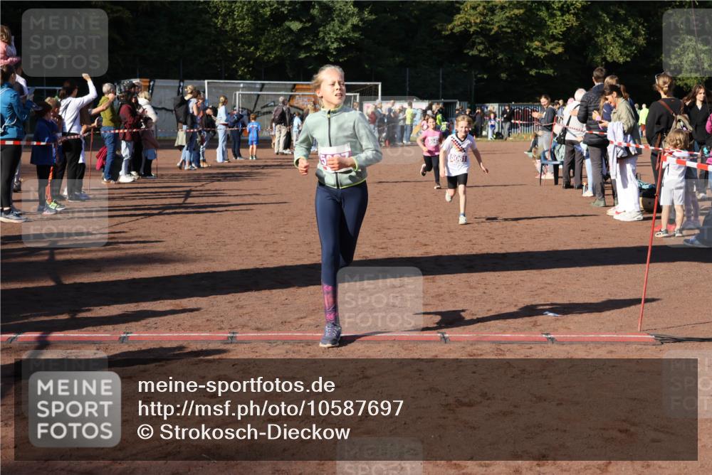 27.09.2026 - 35. Volkslauf durch das schöne Alstertal Strokosch-Dieckow http://msf.ph/oto/10587697 27.09.2026 10:46:45 Ziel 15061, 5007, 5037, 5042, 5044, 5061 meine-sportfotos.de