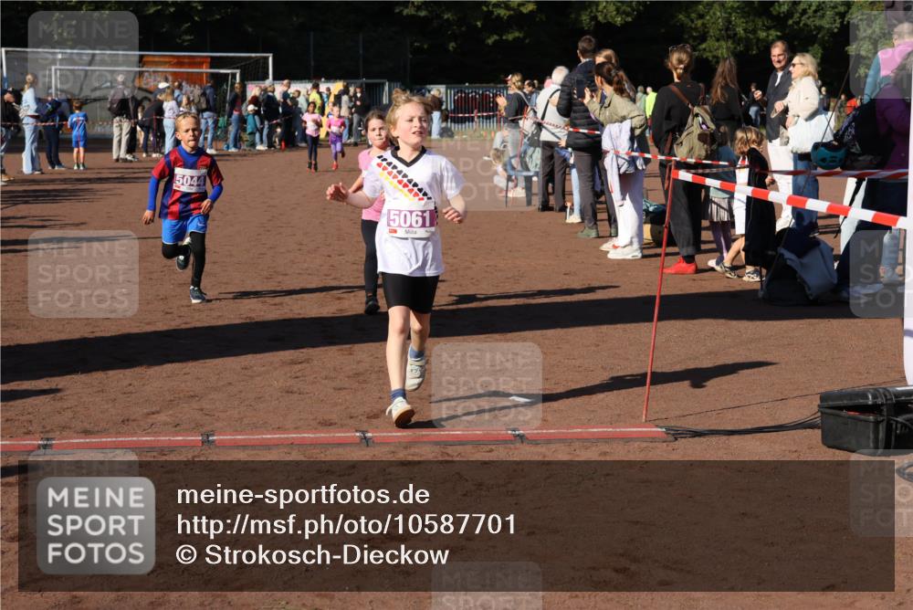 27.09.2026 - 35. Volkslauf durch das schöne Alstertal Strokosch-Dieckow http://msf.ph/oto/10587701 27.09.2026 10:46:48 Ziel 5044, 5061, 5042, 5044, 5052, 5061 meine-sportfotos.de