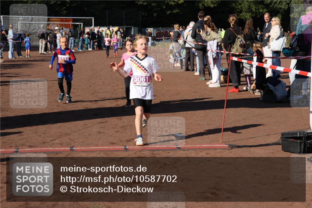 27.09.2026 - 35. Volkslauf durch das schöne Alstertal Strokosch-Dieckow http://msf.ph/oto/10587702 27.09.2026 10:46:48 Ziel 5044, 5061, 5042, 5044, 5052, 5061 meine-sportfotos.de