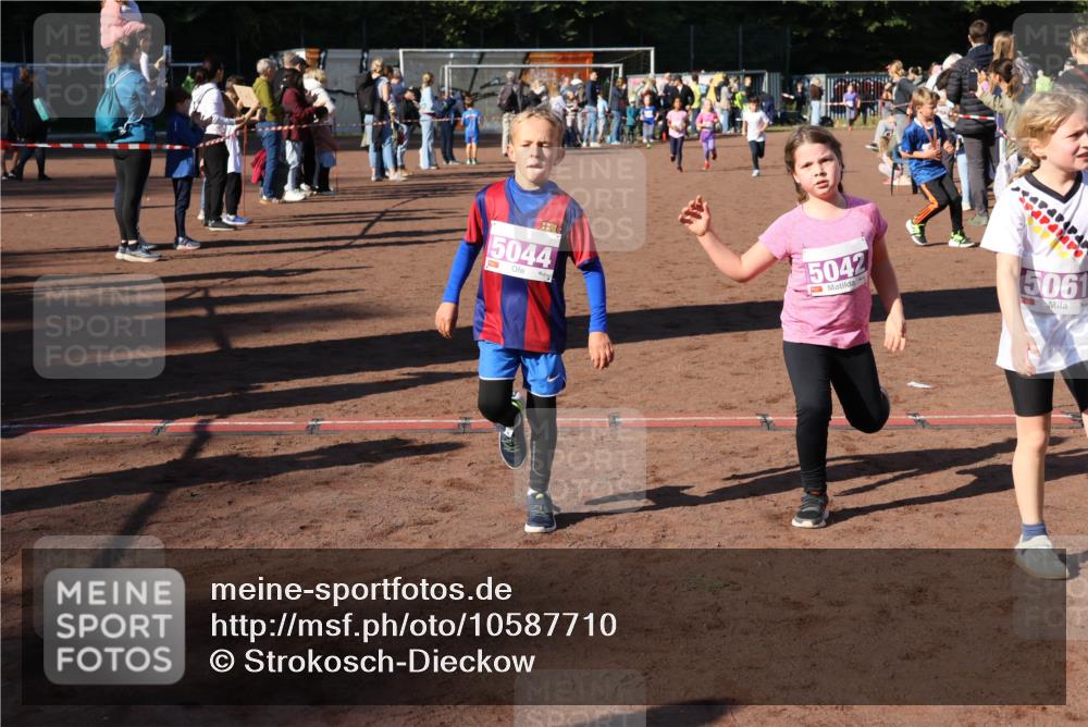27.09.2026 - 35. Volkslauf durch das schöne Alstertal Strokosch-Dieckow http://msf.ph/oto/10587710 27.09.2026 10:46:49 Ziel 5044, 5042, 5061, 5033, 5042, 5044, 5052, 5061 meine-sportfotos.de
