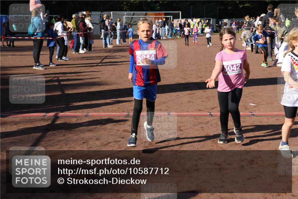 27.09.2026 - 35. Volkslauf durch das schöne Alstertal Strokosch-Dieckow http://msf.ph/oto/10587712 27.09.2026 10:46:50 Ziel 5044, 5042, 5033, 5035, 5042, 5044, 5052, 5061 meine-sportfotos.de