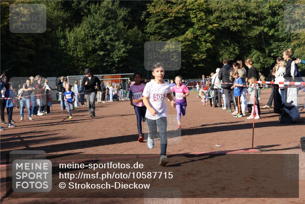 27.09.2026 - 35. Volkslauf durch das schöne Alstertal Strokosch-Dieckow http://msf.ph/oto/10587715 27.09.2026 10:46:58 Ziel 5033, 5052, 5035, 5014, 5033, 5035, 5052, 5981 meine-sportfotos.de