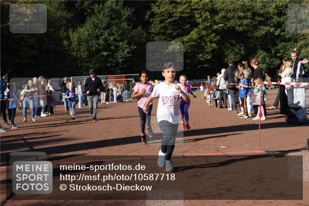 27.09.2026 - 35. Volkslauf durch das schöne Alstertal Strokosch-Dieckow http://msf.ph/oto/10587718 27.09.2026 10:46:58 Ziel 5052, 5014, 5033, 5035, 5052, 5981 meine-sportfotos.de