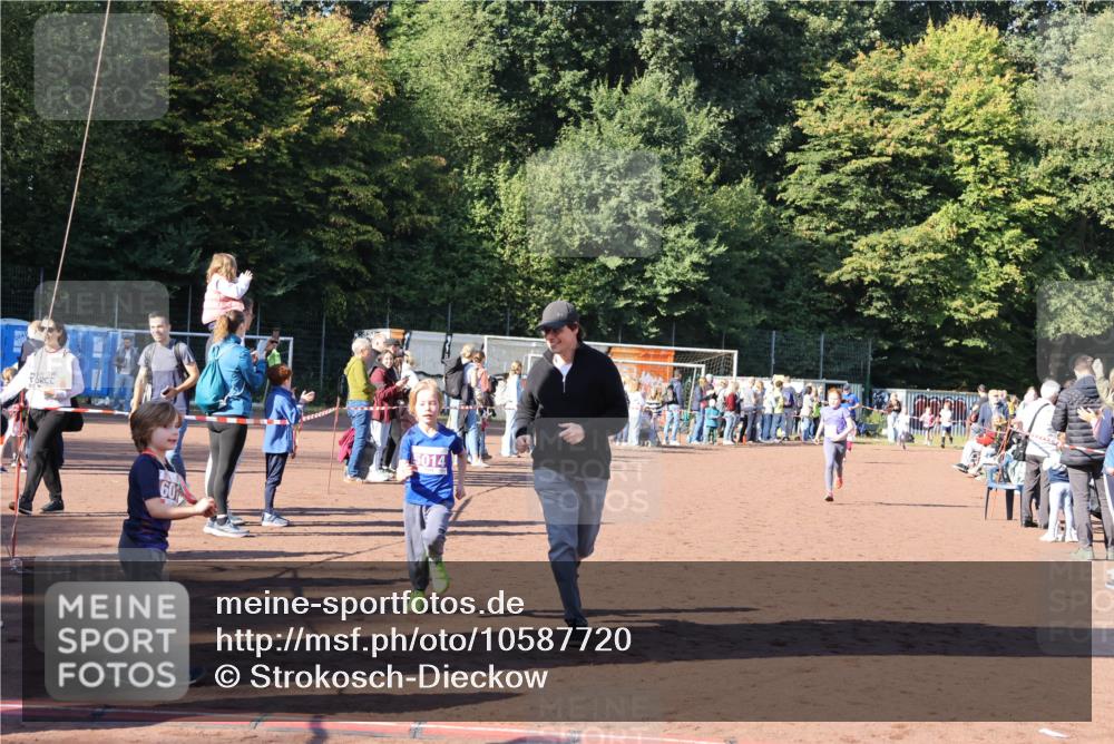 27.09.2026 - 35. Volkslauf durch das schöne Alstertal Strokosch-Dieckow http://msf.ph/oto/10587720 27.09.2026 10:47:01 Ziel 60, 5014, 5014, 5033, 5035, 5981 meine-sportfotos.de