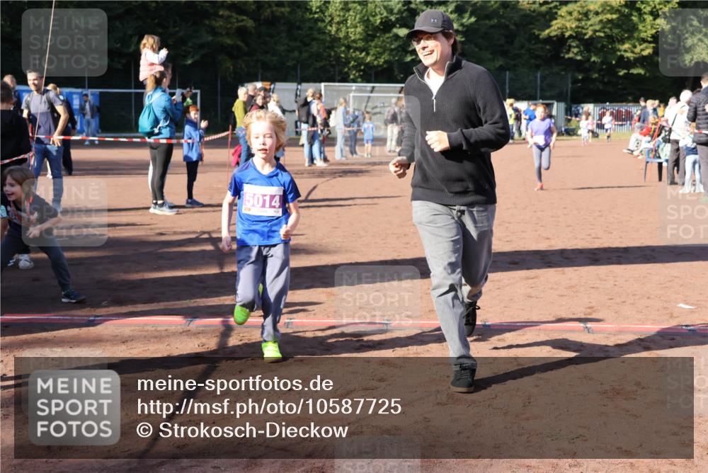 27.09.2026 - 35. Volkslauf durch das schöne Alstertal Strokosch-Dieckow http://msf.ph/oto/10587725 27.09.2026 10:47:02 Ziel 15014, 5014, 5035, 5981 meine-sportfotos.de