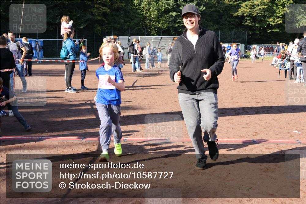 27.09.2026 - 35. Volkslauf durch das schöne Alstertal Strokosch-Dieckow http://msf.ph/oto/10587727 27.09.2026 10:47:02 Ziel 50, 5014, 5035, 5981 meine-sportfotos.de