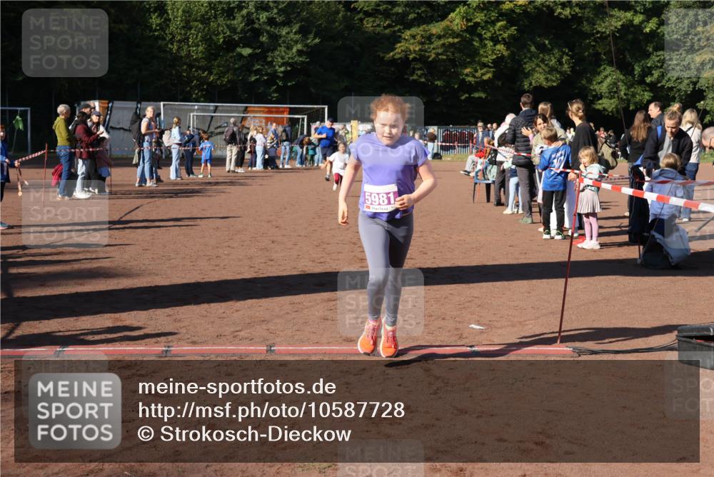 27.09.2026 - 35. Volkslauf durch das schöne Alstertal Strokosch-Dieckow http://msf.ph/oto/10587728 27.09.2026 10:47:06 Ziel 5981, 5054, 5981 meine-sportfotos.de
