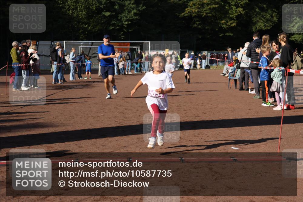 27.09.2026 - 35. Volkslauf durch das schöne Alstertal Strokosch-Dieckow http://msf.ph/oto/10587735 27.09.2026 10:47:12 Ziel 5054, 5048, 5049, 5053, 5054 meine-sportfotos.de