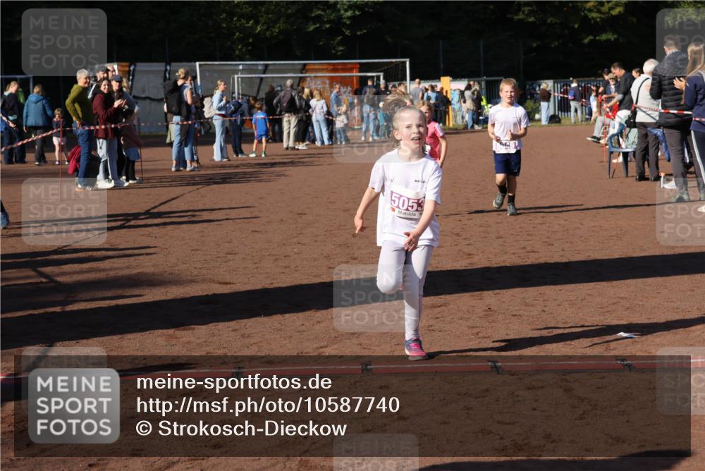 27.09.2026 - 35. Volkslauf durch das schöne Alstertal Strokosch-Dieckow http://msf.ph/oto/10587740 27.09.2026 10:47:17 Ziel 5053, 5048, 5049, 5053 meine-sportfotos.de