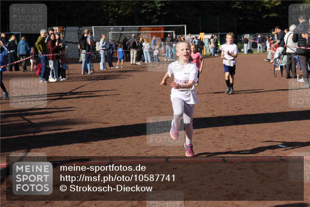 27.09.2026 - 35. Volkslauf durch das schöne Alstertal Strokosch-Dieckow http://msf.ph/oto/10587741 27.09.2026 10:47:17 Ziel 5049, 5048, 5049, 5053 meine-sportfotos.de