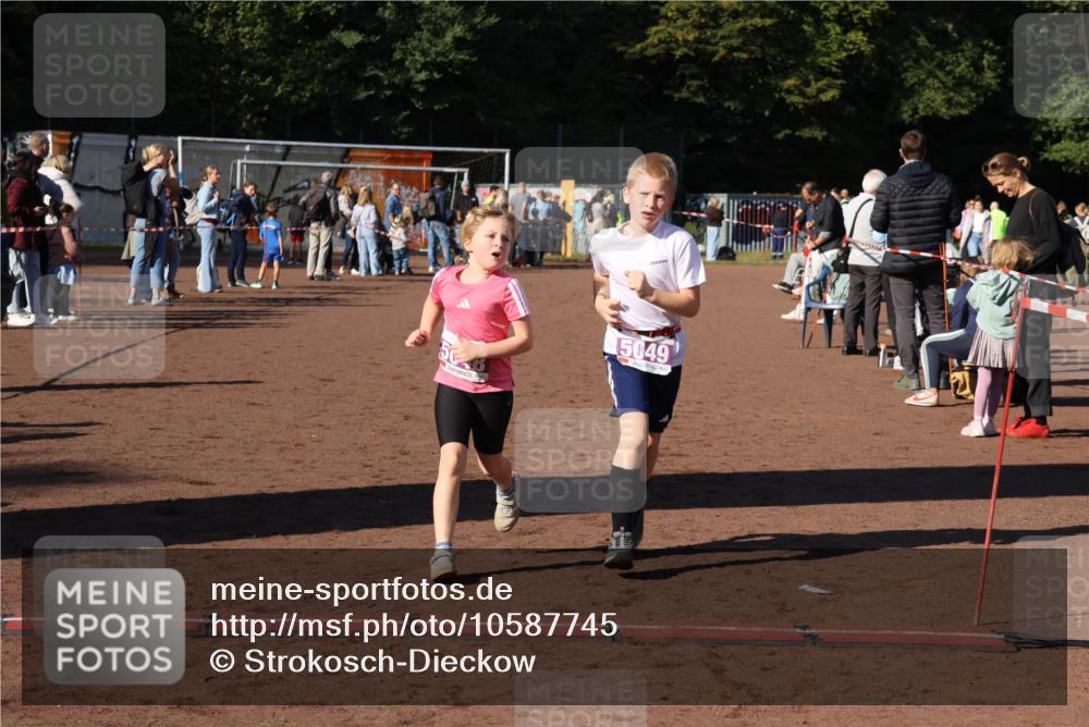 27.09.2026 - 35. Volkslauf durch das schöne Alstertal Strokosch-Dieckow http://msf.ph/oto/10587745 27.09.2026 10:47:20 Ziel 5049, 5048, 5049, 5053 meine-sportfotos.de