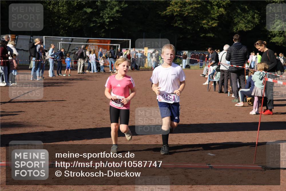 27.09.2026 - 35. Volkslauf durch das schöne Alstertal Strokosch-Dieckow http://msf.ph/oto/10587747 27.09.2026 10:47:20 Ziel 75049, 5048, 5049, 5053 meine-sportfotos.de