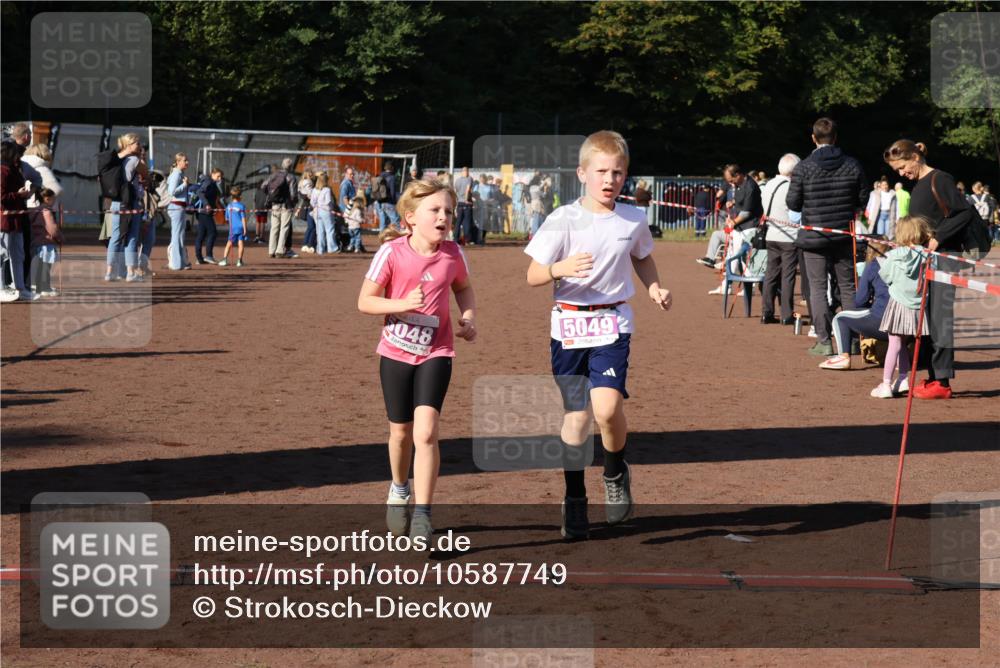 27.09.2026 - 35. Volkslauf durch das schöne Alstertal Strokosch-Dieckow http://msf.ph/oto/10587749 27.09.2026 10:47:20 Ziel 048, 50492, 5048, 5049, 5053 meine-sportfotos.de