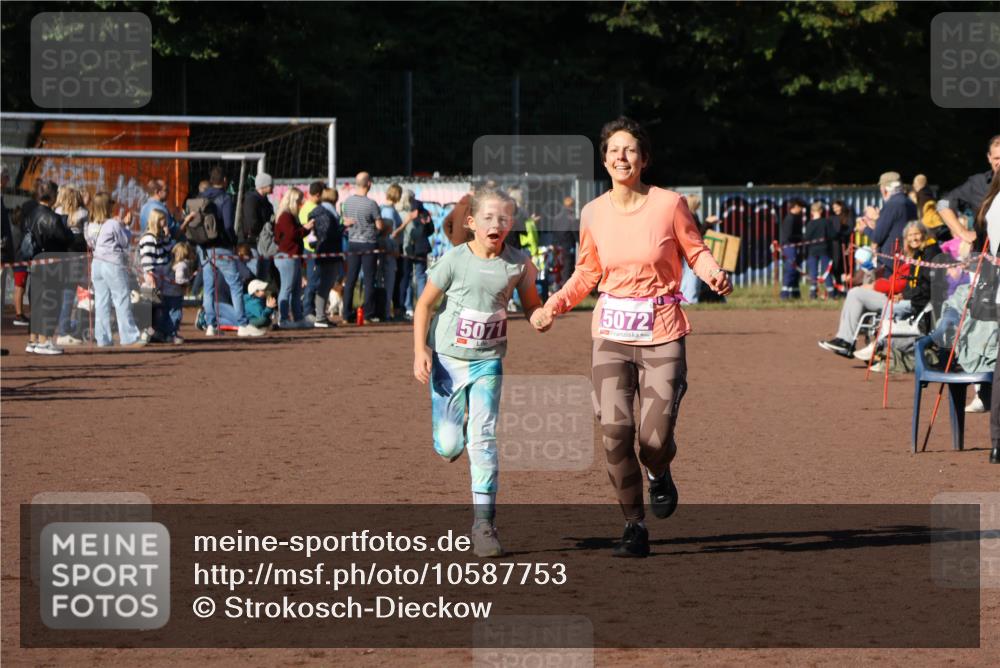 27.09.2026 - 35. Volkslauf durch das schöne Alstertal Strokosch-Dieckow http://msf.ph/oto/10587753 27.09.2026 10:47:50 Ziel 5071, 5072, 5071, 5072 meine-sportfotos.de