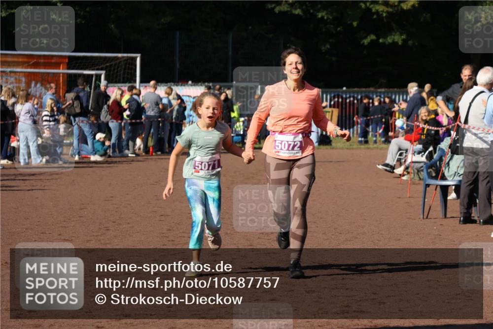 27.09.2026 - 35. Volkslauf durch das schöne Alstertal Strokosch-Dieckow http://msf.ph/oto/10587757 27.09.2026 10:47:50 Ziel 5071, 5072, 5071, 5072 meine-sportfotos.de