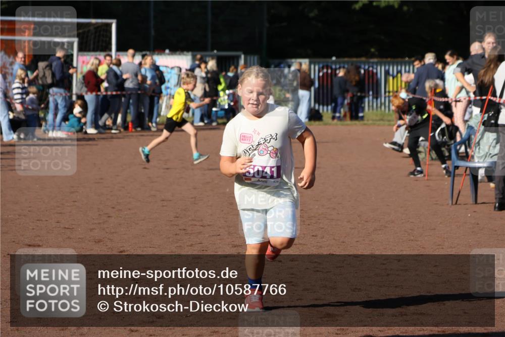 27.09.2026 - 35. Volkslauf durch das schöne Alstertal Strokosch-Dieckow http://msf.ph/oto/10587766 27.09.2026 10:48:00 Ziel 5041, 5041 meine-sportfotos.de