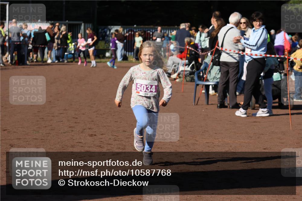 27.09.2026 - 35. Volkslauf durch das schöne Alstertal Strokosch-Dieckow http://msf.ph/oto/10587768 27.09.2026 10:48:11 Ziel 5034, 5034 meine-sportfotos.de