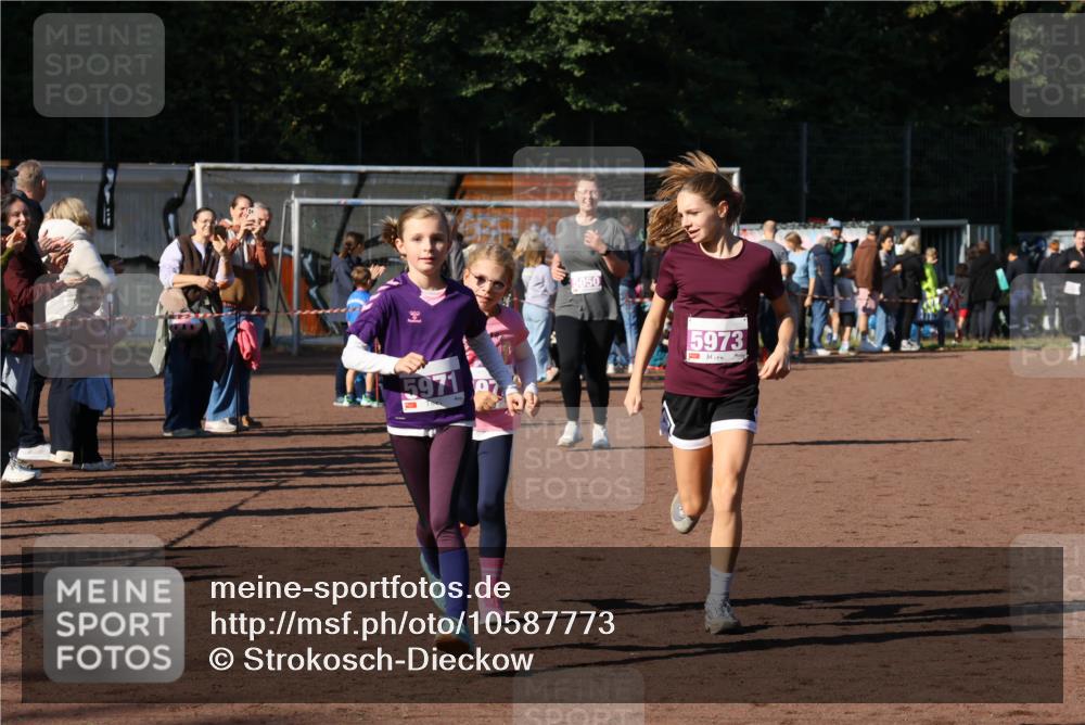 27.09.2026 - 35. Volkslauf durch das schöne Alstertal Strokosch-Dieckow http://msf.ph/oto/10587773 27.09.2026 10:48:27 Ziel 5971, 5050, 5973, 5050, 5971, 5972, 5973 meine-sportfotos.de