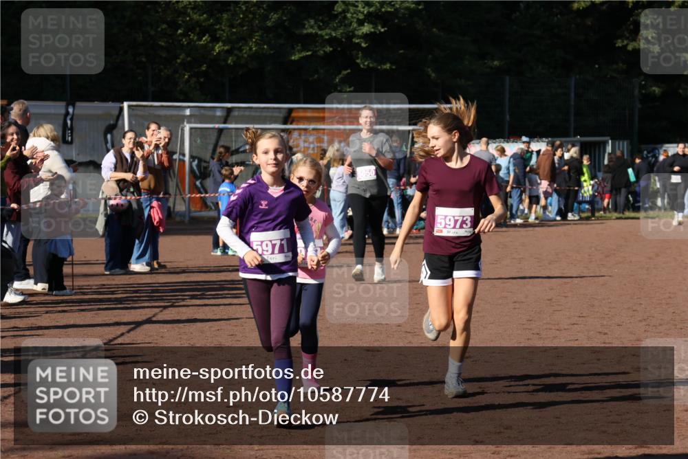 27.09.2026 - 35. Volkslauf durch das schöne Alstertal Strokosch-Dieckow http://msf.ph/oto/10587774 27.09.2026 10:48:27 Ziel 5971, 5050, 5973, 5050, 5971, 5972, 5973 meine-sportfotos.de