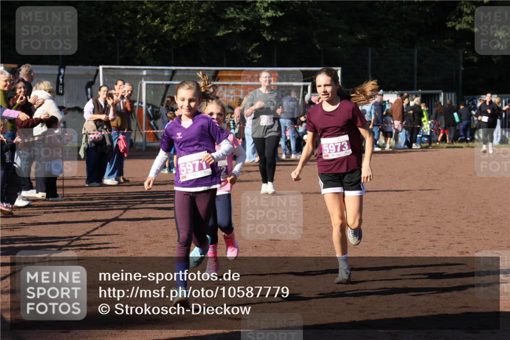 27.09.2026 - 35. Volkslauf durch das schöne Alstertal Strokosch-Dieckow http://msf.ph/oto/10587779 27.09.2026 10:48:27 Ziel 5971, 5973, 5050, 5971, 5972, 5973 meine-sportfotos.de