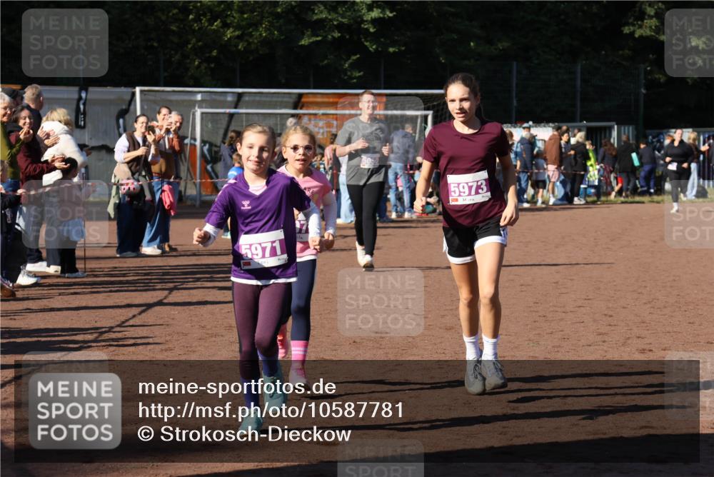 27.09.2026 - 35. Volkslauf durch das schöne Alstertal Strokosch-Dieckow http://msf.ph/oto/10587781 27.09.2026 10:48:27 Ziel 5971, 5050, 5973, 5050, 5971, 5972, 5973 meine-sportfotos.de