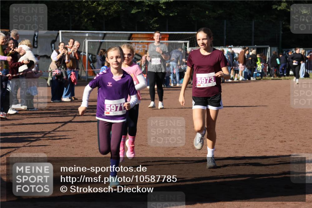 27.09.2026 - 35. Volkslauf durch das schöne Alstertal Strokosch-Dieckow http://msf.ph/oto/10587785 27.09.2026 10:48:28 Ziel 5971, 5050, 5973, 5050, 5971, 5972, 5973 meine-sportfotos.de