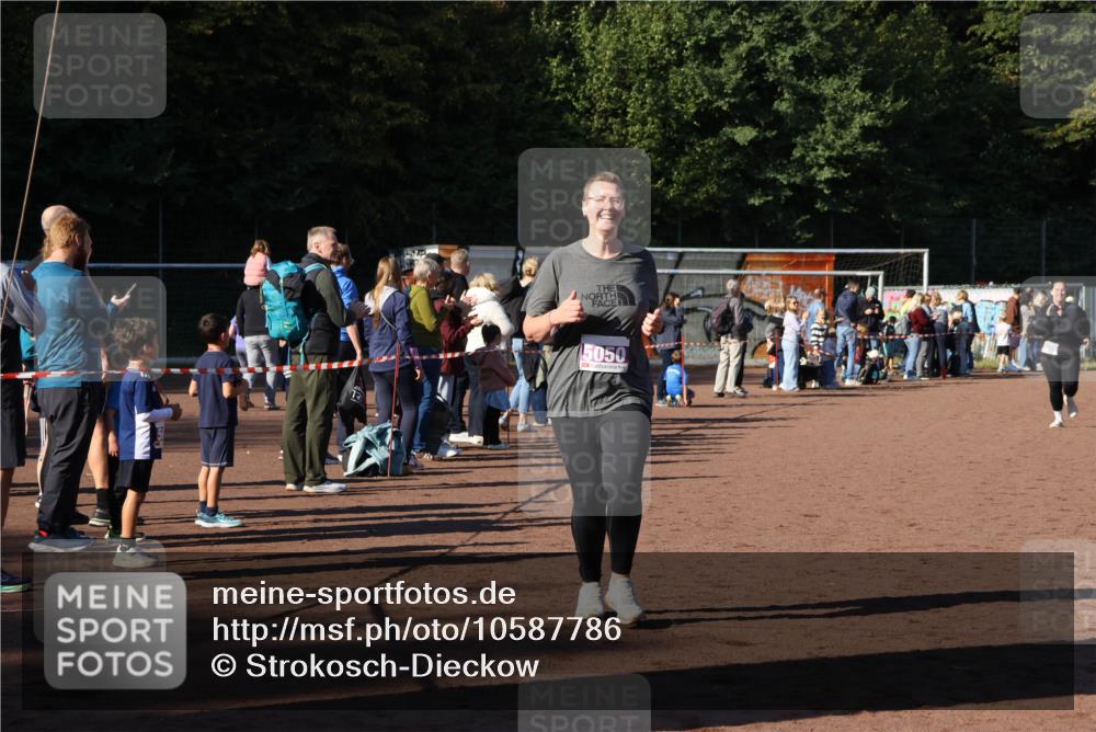 27.09.2026 - 34. Volkslauf durch das schöne Alstertal Strokosch-Dieckow http://msf.ph/oto/10587786 27.09.2026 10:48:34 Ziel 5050, 5024, 5025, 5050 meine-sportfotos.de