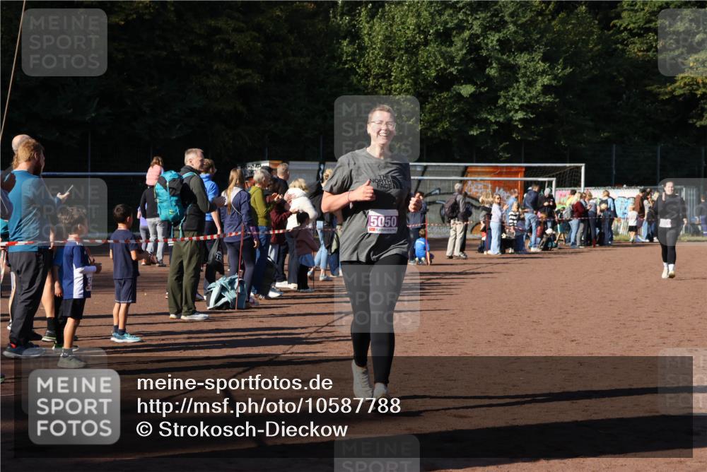 27.09.2026 - 35. Volkslauf durch das schöne Alstertal Strokosch-Dieckow http://msf.ph/oto/10587788 27.09.2026 10:48:35 Ziel 5050, 5024, 5025, 5050 meine-sportfotos.de
