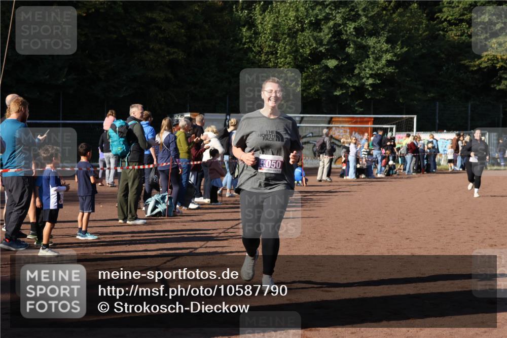 27.09.2026 - 34. Volkslauf durch das schöne Alstertal Strokosch-Dieckow http://msf.ph/oto/10587790 27.09.2026 10:48:35 Ziel 5050, 5024, 5025, 5050 meine-sportfotos.de