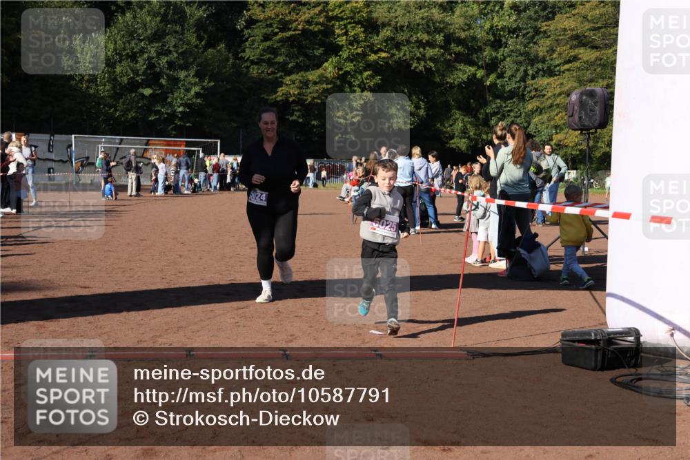 27.09.2026 - 35. Volkslauf durch das schöne Alstertal Strokosch-Dieckow http://msf.ph/oto/10587791 27.09.2026 10:48:42 Ziel 5025, 5024, 5025, 5983 meine-sportfotos.de