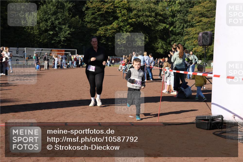 27.09.2026 - 35. Volkslauf durch das schöne Alstertal Strokosch-Dieckow http://msf.ph/oto/10587792 27.09.2026 10:48:42 Ziel 5024, 025, 5024, 5025, 5983 meine-sportfotos.de