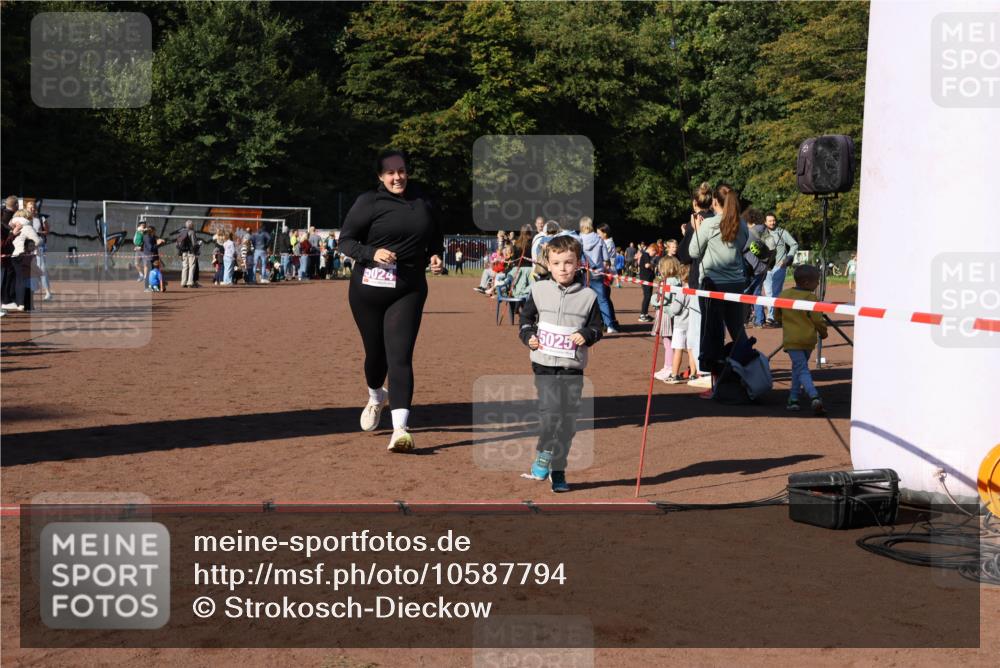 27.09.2026 - 35. Volkslauf durch das schöne Alstertal Strokosch-Dieckow http://msf.ph/oto/10587794 27.09.2026 10:48:42 Ziel 5025, 5024, 5025, 5983 meine-sportfotos.de
