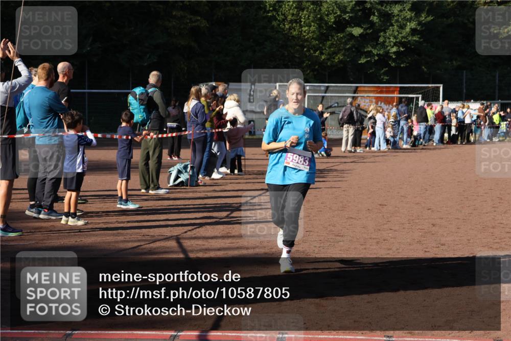 27.09.2026 - 35. Volkslauf durch das schöne Alstertal Strokosch-Dieckow http://msf.ph/oto/10587805 27.09.2026 10:48:50 Ziel 5983, 5056, 5983 meine-sportfotos.de