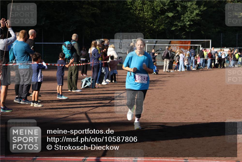 27.09.2026 - 35. Volkslauf durch das schöne Alstertal Strokosch-Dieckow http://msf.ph/oto/10587806 27.09.2026 10:48:50 Ziel 5983, 5056, 5983 meine-sportfotos.de