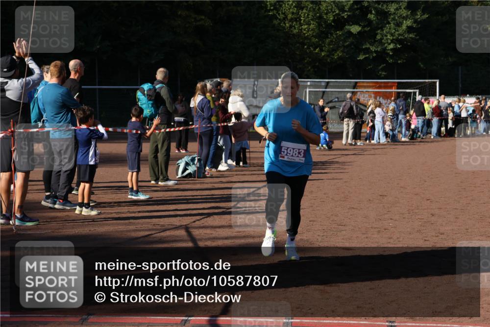27.09.2026 - 34. Volkslauf durch das schöne Alstertal Strokosch-Dieckow http://msf.ph/oto/10587807 27.09.2026 10:48:50 Ziel 5983, 5056, 5983 meine-sportfotos.de