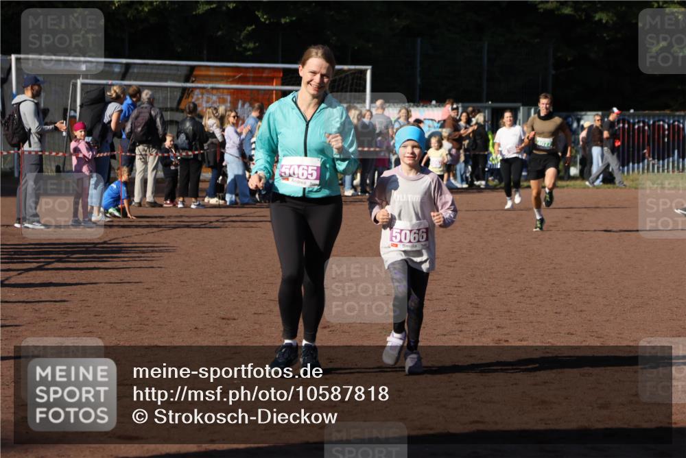 27.09.2026 - 34. Volkslauf durch das schöne Alstertal Strokosch-Dieckow http://msf.ph/oto/10587818 27.09.2026 10:49:11 Ziel 5065, 15066, 4077, 4077, 5065, 5066 meine-sportfotos.de